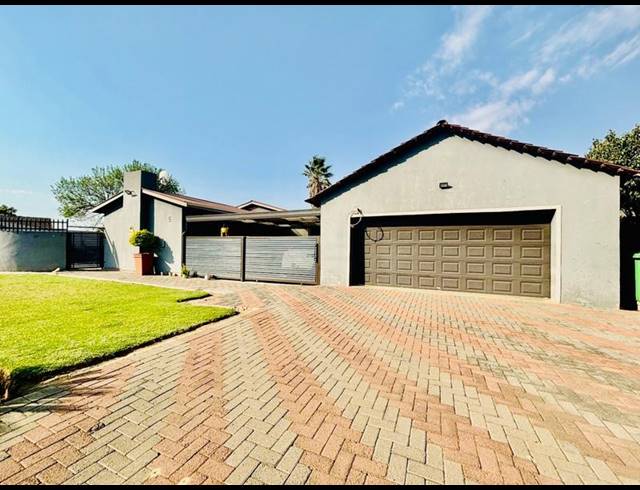3 BEDROOM HOUSE FOR SALE IN VANDERBIJLPARK CE 3
